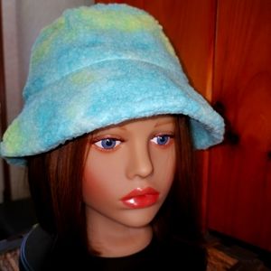 OFFER $25 🐇 Tie-dye Fuzzy Fleece Bucket Hat • NWT